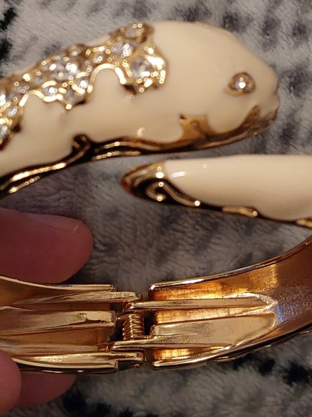 2005 SNAKE BEAUTIFUL HEAVY DUTY HINGE THICK BRACELET NEW CONDITION. BEAUTIFUL.